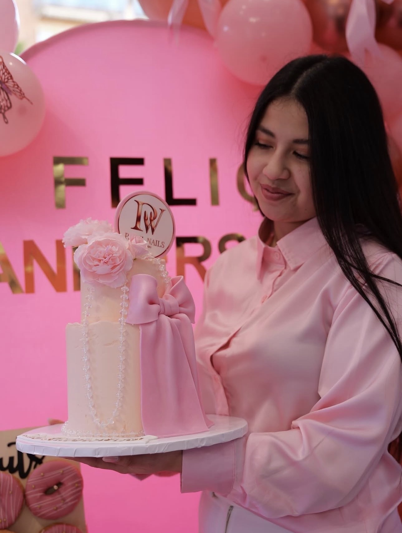 Paula con la tarta del segundo aniversario de Pawil Nails