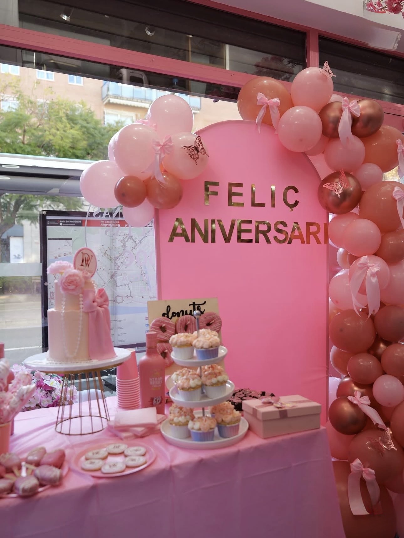 Mesa de celebración del aniversario de Pawil Nails con globos y dulces