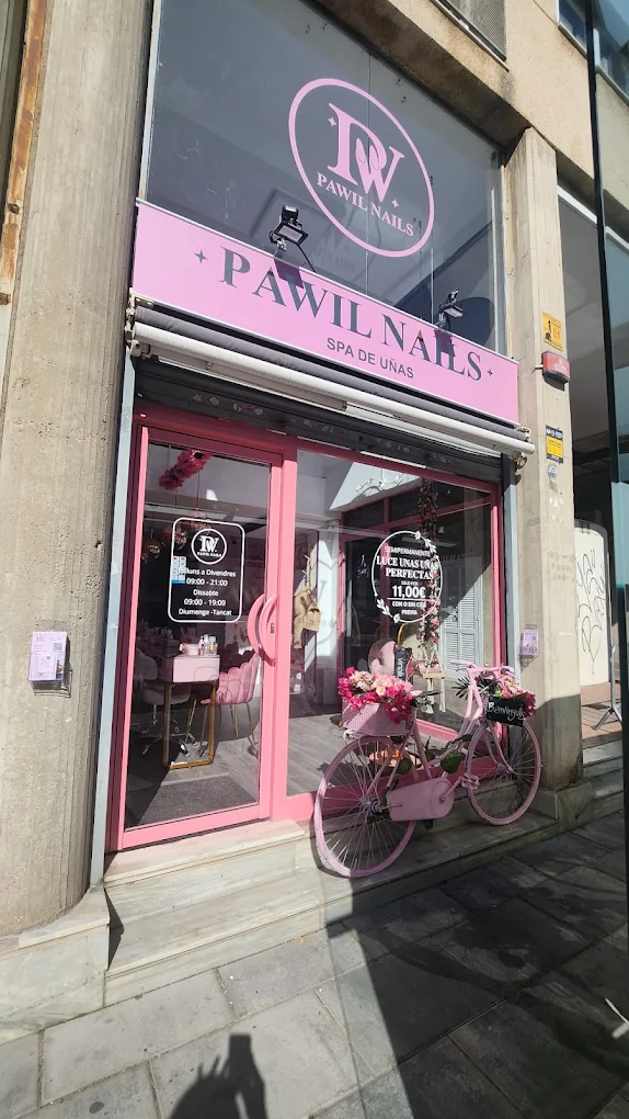 Fachada de Pawil Nails con la bici rosa decorativa en la entrada