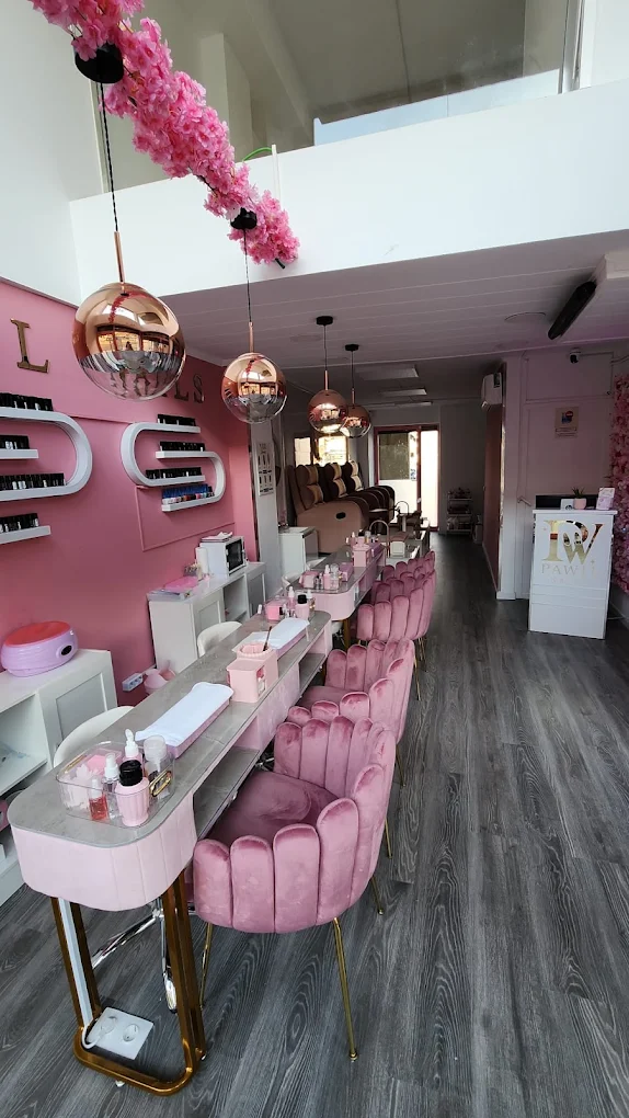 Interior completo del Spa Pawil Nails con estaciones de manicura