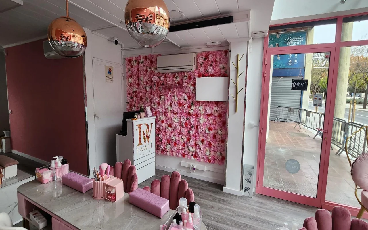 Zona de entrada de Pawil Nails con pared de flores rosas