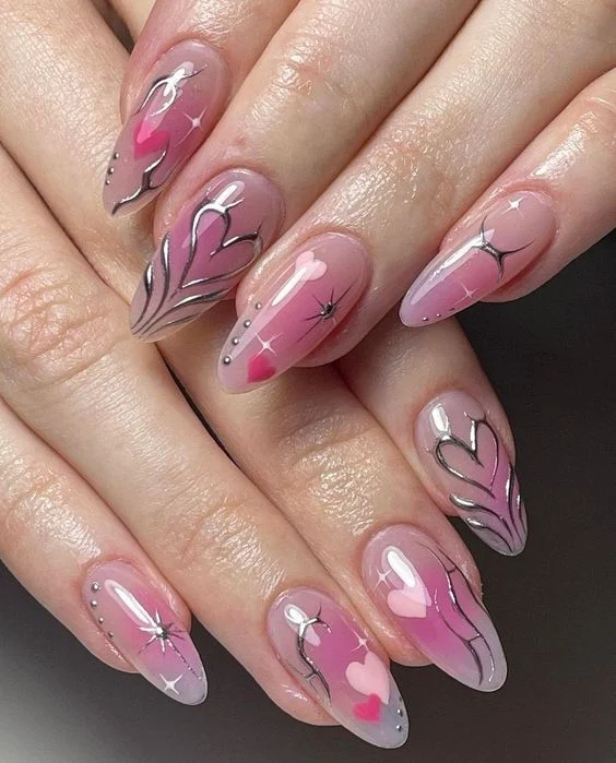 Nail art artístico con diseño de corazones y destellos plateados