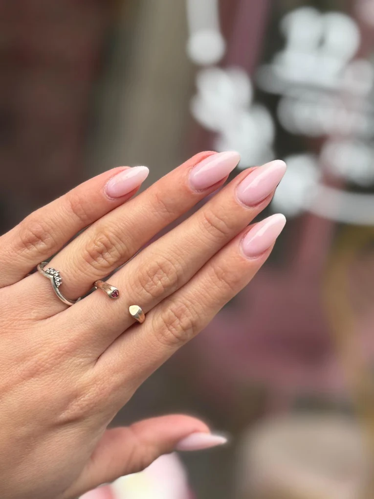 Manicura semipermanente efecto glazed rosa nude